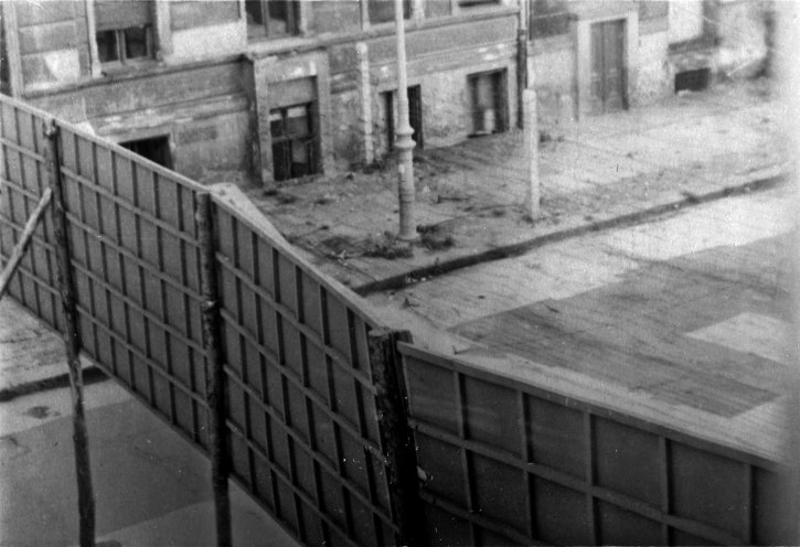 September 1961, Blick aus dem Fenster einer Wohnung in der Ostberliner Wolliner Straße Nr. 21. Die provisorische Holzwand dient als Sichtblende für Westberliner und auf der anderen Seite als Propagandatafel für die Ostberliner. Die Mauer findet erst...