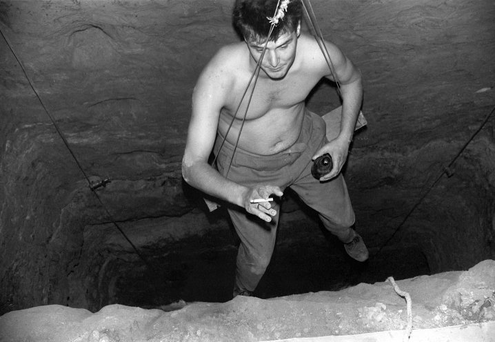 Der Fluchthelfer Wolfgang Fuchs bei einer Verschnaufpause im Schacht des Fluchttunnels von der Bernauer Straße 97 zur Strelitzer Straße 55. Am 3. und 4. Oktober 1964 können durch den Tunnel 57 Menschen nach West-Berlin flüchten. Am 5. Oktober 1964...