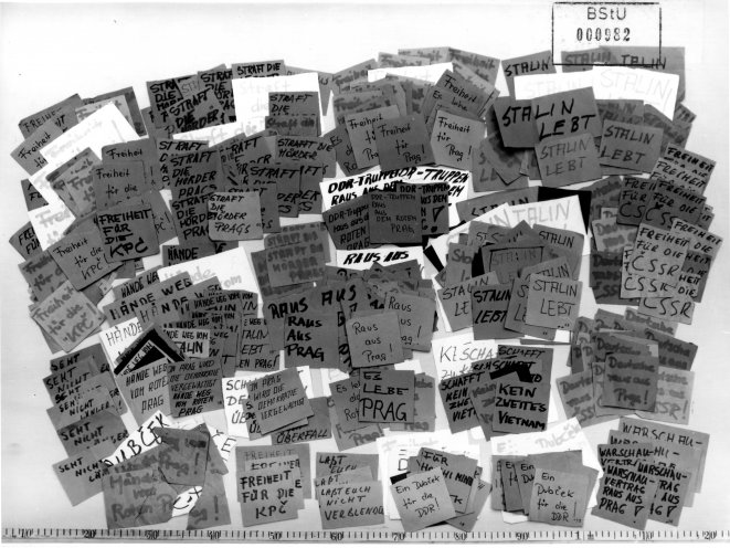 Alle Hände voll zu tun für die Stasi: Hier die vom MfS gesammelten handschriftlichen Flugblätter der Gruppe um Thomas Brasch, Rosita Hunzinger, Erika Berthold und Sanda Weigl. Quelle: BStU, MfS, AU 339/90, Bd. 1
