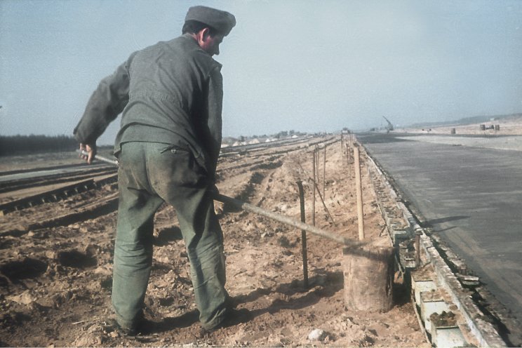 Bausoldat der 1. Baueinheit der Nationalen Volksarmee beim Bau eines Militärflugplatzes 1965. Quelle: Robert-Havemann-Gesellschaft/Gerhard Müller
