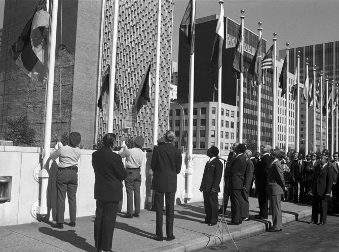 Am 18. September 1973 werden die Bundesrepublik und die DDR zugleich als Vollmitglieder in die Vereinten Nationen (UNO) aufgenommen. Vor dem UNO-Hauptquartier in New York hisst man die Flaggen der beiden neuen Mitgliedsstaaten. Quelle: REGIERUNGonline/Ludwig...