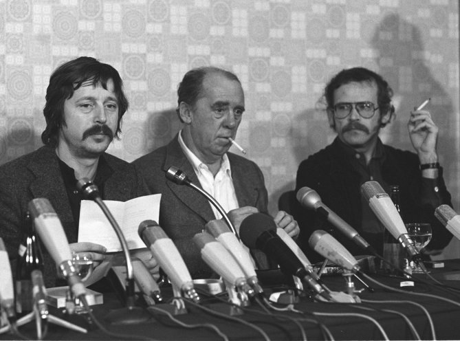 Das kritische Trio ist ein Medienmagnet: Liedermacher Wolf Biermann, Schriftsteller Heinrich Böll und Journalist Günter Wallraff (v.l.n.r.) auf einer Pressekonferenz am 19. November 1976, drei Tage nach Wolf Biermanns Ausbürgerung. Quelle: REGIERUNGonline,...