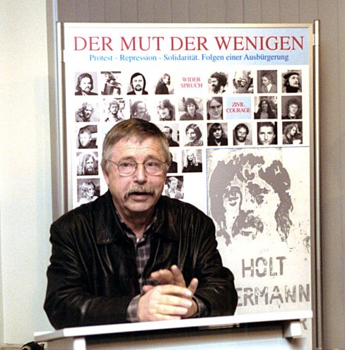 1. Februar 2002: Wolf Biermann bei der Ausstellungseröffnung „Der Mut der Wenigen“ im Informations- und Dokumentationszentrum der BStU. Quelle: Robert-Havemann-Gesellschaft/Frank Ebert / RHG_Fo_HAB_20427