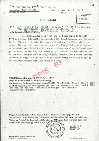 Robert Havemanns Verhaftung ist bereits vor der Ausbürgerung Wolf Biermanns befohlen. Die Stasi analysiert eilig den Gesundheitszustand des 66-Jährigen. Das Risiko ist groß, dass der Antifaschist, der die Todeszellen Adolf Hitlers überlebt hat, im...