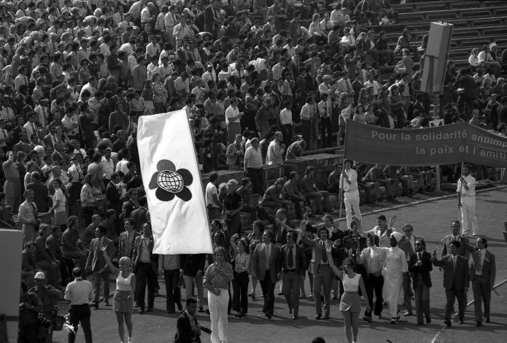 Eröffnungsveranstaltung der X. Weltfestspiele am 28. Juli 1973. An der Spitze des Demonstrationszugs wird die Fahne der Weltfestspiele in das Stadion der Weltjugend in Ost-Berlin getragen. Quelle: Bundesarchiv/183-M0728-719/Horst Sturm