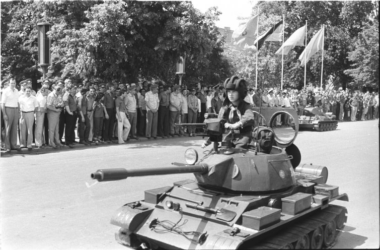 Die Einführung des Schulfachs Wehrerziehung 1978 ist ein weiterer Schritt hin zur Militarisierung des Alltags. Im März 1982 wird ein neues Gesetz verkündet, wonach nun auch Frauen zur Armee eingezogen werden sollen – im Verteidigungsfall. Und in...