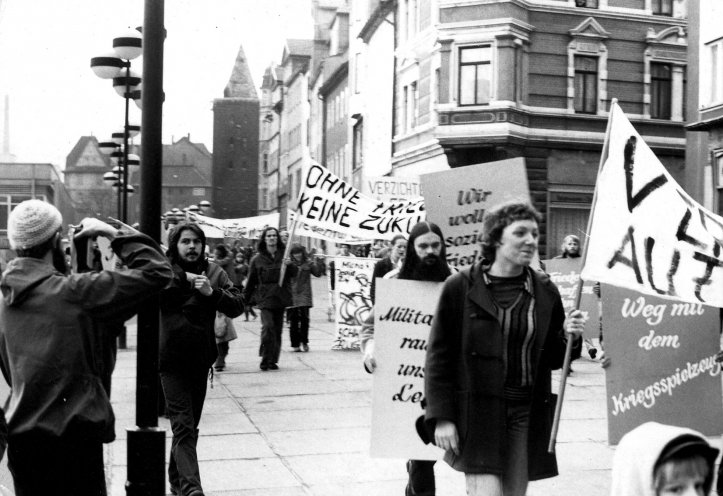 Jetzt erst recht: Mitglieder der Friedensgemeinschaft Jena nehmen am 18. März 1983 trotzig an der Friedensmanifestation der Nationalen Front anlässlich des 38. Jahrestags der Bombardierung Jenas teil. Und zwar mit Plakaten, die nach ihrem Geschmack...