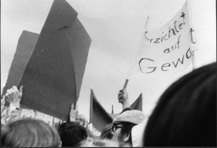 „Verzichtet auf Gewalt!“ Die Mitglieder der Friedensgemeinschaft Jena mit ihren selbst gefertigten Transparenten auf der Demonstration am 19. Mai 1983 in Jena. Quelle: Robert-Havemann-Gesellschaft/Bernd Albrecht/RHG_Fo_HAB_11316