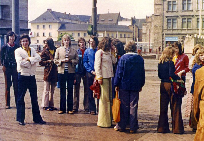 Matthias Domaschk (3. v. l.) mit seinen Klassenkameraden auf dem Marktplatz von Halle 1976. Quelle: Robert-Havemann-Gesellschaft