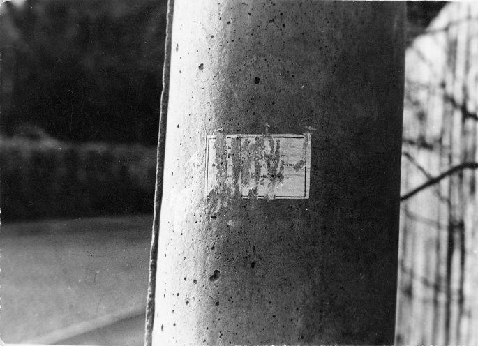 Hartnäckige Spuren des Widerstands: Am folgenden Tag versucht die Stasi, die in Jena geklebten Anzeigen zu entfernen. Da die aber mit Chemosol überstrichen sind, lassen sie sich schlecht abkratzen. Quelle: Robert-Havemann-Gesellschaft/Roland Jahn/RHG_Fo_HAB_11861