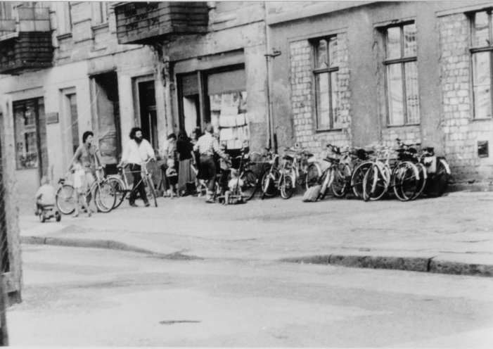 Eltern gründen 1980 einen Kinderladen im Ostberliner Stadtteil Prenzlauer Berg. Zu den Initiatoren gehören auch Ulrike und Gerd Poppe. Sie wollen ihre Kinder nicht den staatlichen Kinderkrippen überlassen und über die Betreuung selbst bestimmen. Die...