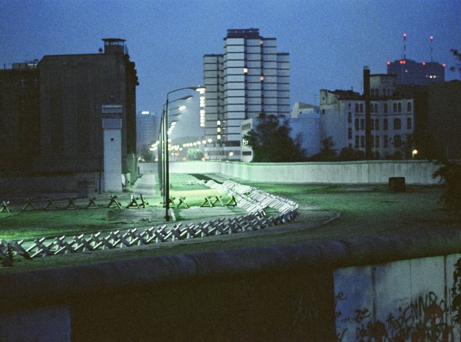 Wie ein leuchtendes Band zieht sich die Mauer durch Berlin. Hier der Potsdamer Platz 1982, von West-Berlin aus gesehen. Quelle: REGIERUNGonline/Klaus Lehnartz