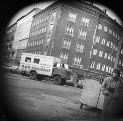 Am 26. November 1987, einen Tag nach dem fehlgeschlagenen Überfall auf die Umwelt-Bibliothek, observiert die Staatssicherheit die Zionskirche und die nähere Umgebung mit versteckten Kameras. Hier wird eine Person fotografiert, die in der Zeit von 14.58...