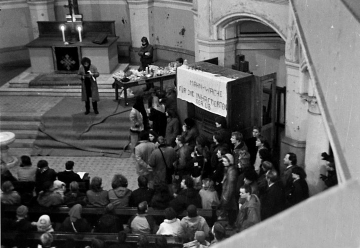 Am 25. November 1987 informiert Carlo Jordan in der Ostberliner Zionskirche über den nächtlichen Überfall des MfS auf Räume der Gemeinde. Im Namen der Mahnwache und der Umwelt-Bibliothek fordert er die sofortige Freilassung der verhafteten Mitarbeiter...