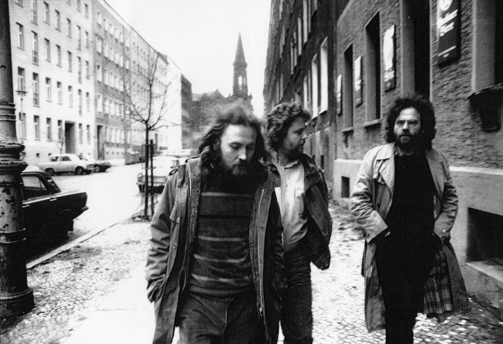 Die engagierten Mitarbeiter der Umwelt-Bibliothek Wolfgang Rüddenklau (l.), Carlo Jordan (r.) mit Lutz Rathenow (Mitte) in der Zionskirchstraße Ende der 1980er Jahre. Quelle: Harald Hauswald/OSTKREUZ