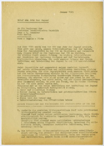 1985 wird von der UNO zum Jahr der Jugend erklärt. Und so schreibt die Friedensbewegung der DDR im Januar 1985 einen Brief an die Regierung der DDR. Darin unterbreitet sie Erich Honecker sieben Vorschläge zur Veränderung der Jugendpolitik. Zu den Erstunterzeichnern...
