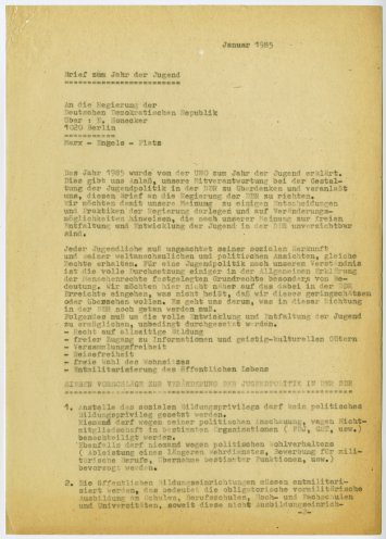 1985 wird von der UNO zum Jahr der Jugend erklärt. Und so schreibt die Friedensbewegung der DDR im Januar 1985 einen Brief an die Regierung der DDR. Darin unterbreitet sie Erich Honecker sieben Vorschläge zur Veränderung der Jugendpolitik. Zu den Erstunterzeichnern...