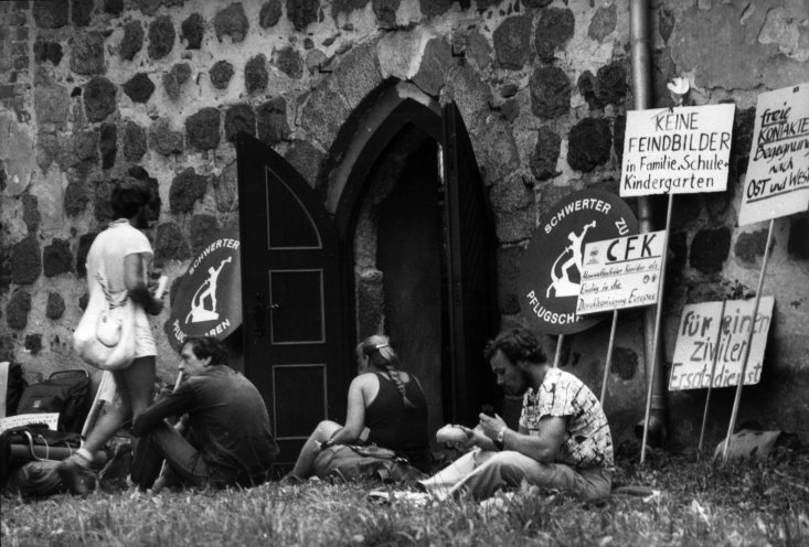 Rast vor einer Kirche während des Olof-Palme-Friedensmarsches im September 1987. Quelle: Robert-Havemann-Gesellschaft/Rolf Walter