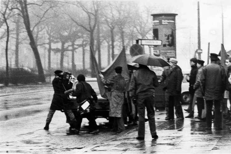 Am 17. Januar 1988 beteiligen sich Oppositionelle und Ausreisewillige mit selbst gefertigten Transparenten an der offiziellen Demonstration zu Ehren von Karl Liebknecht und Rosa Luxemburg. Es kommt zu zahlreichen Verhaftungen. Die Stasi behindert die...