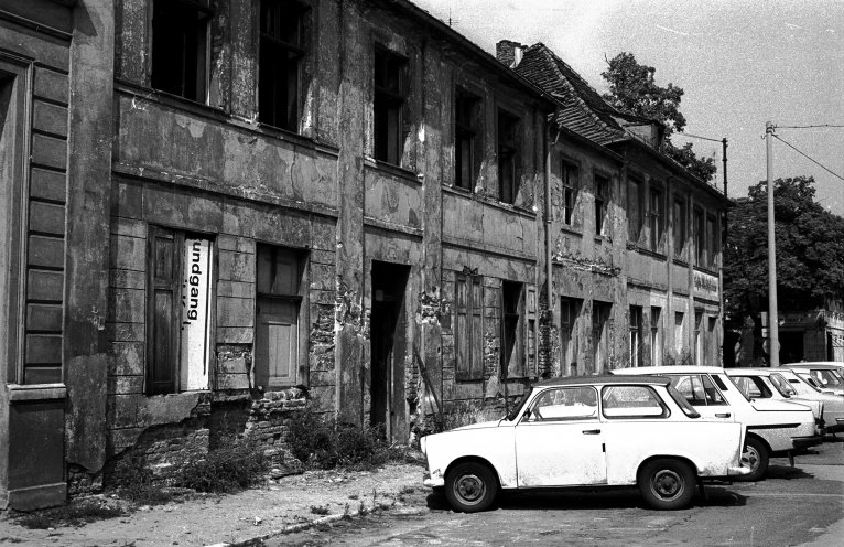 Die Kamera haben sie von Roland Jahn aus West-Berlin: Aram Radomski und Siegbert Schefke dokumentieren den Städtezerfall in der DDR. Quelle: Robert-Havemann-Gesellschaft/Aram Radomski/RHG_Fo_HAB_17265