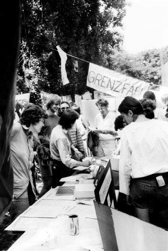 Die Premierenfeier ist auf der Friedenswerkstatt 1986 in der Gemeinde der Berliner Erlöserkirche geplant: An einem Stand der Initiative Frieden und Menschenrechte soll die erste Ausgabe des grenzfalls verteilt werden. Quelle: Robert-Havemann-Gesellschaft/Peter...