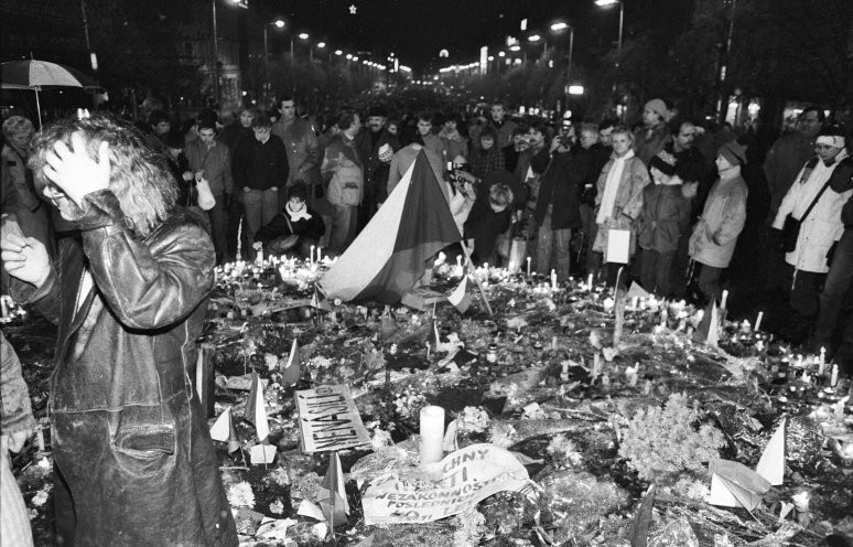 Zehntausende demonstrieren im November und Dezember 1989 in Prag für demokratische Reformen. Quelle: Robert-Havemann-Gesellschaft/Bernd Markowsky/RHG_Fo_BeMa_662