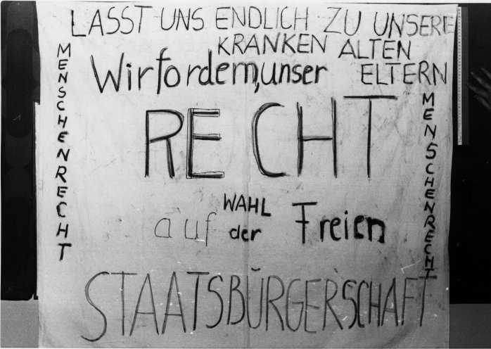 In Schwerin machen Ausreisewillige ihr Anliegen 1988 öffentlich und fordern ihr Recht auf Reisefreiheit. Quelle: Bundesarchiv/Stasi-Unterlagen-Archiv/Ast Schwerin, AU 454 88