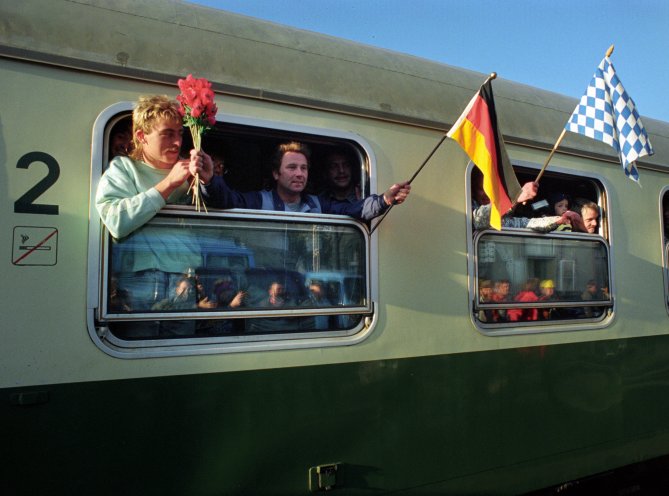 Mit Sonderzügen der Deutschen Reichsbahn treffen DDR-Flüchtlinge aus Prag in der Bundesrepublik ein. Sie haben zuvor in der Deutschen Botschaft Prag auf ihre Ausreise gewartet. Quelle: REGIERUNGonline/Arne Schambeck