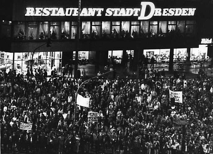 Im Herbst 1989 sind an vielen Orten Friedensgebete die Ausgangspunkte für Demonstrationen. Das Bild zeigt die Leipziger Demo am 23. Oktober 1989, auf der erstmals Vertreter des Neuen Forums Ansprachen halten. Am 25. September demonstrieren rund 4.000...