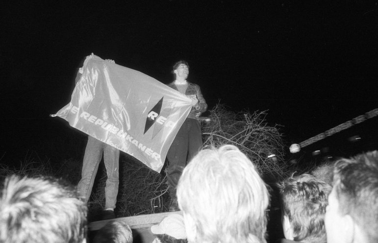Montagsdemonstration in Leipzig am 15. Januar 1990. Wieder sind Zehntausende Menschen auf der Straße. Die Mehrheit ist sich einig: "Deutschland einig Vaterland" und "Nieder mit der SED". Mit unter den Demonstranten sind Mitglieder der Republikaner, welche...