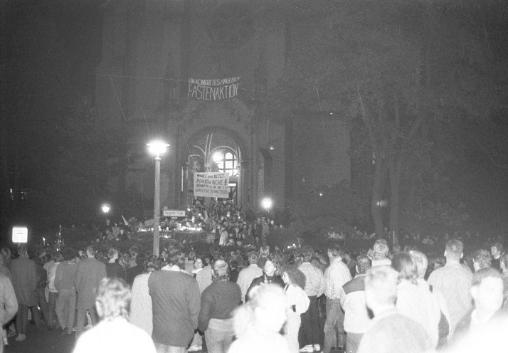 Ende der Demo an der Gethsemanekirche. Hier findet in den nächsten Tage eine Mahnwache für die zu unrecht verhafteten statt. Quelle: Robert-Havemann-Gesellschaft/Nikolaus Becker