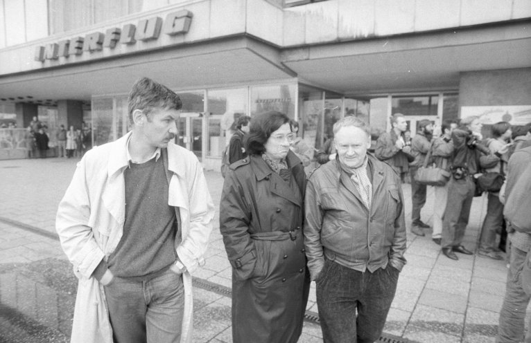 Christoph Hein (links) und Christa Wolf auf der Abschlusskundgebung am 4. November 1989 auf dem Alexanderplatz. Quelle: Robert-Havemann-Gesellschaft/Andreas Kämper