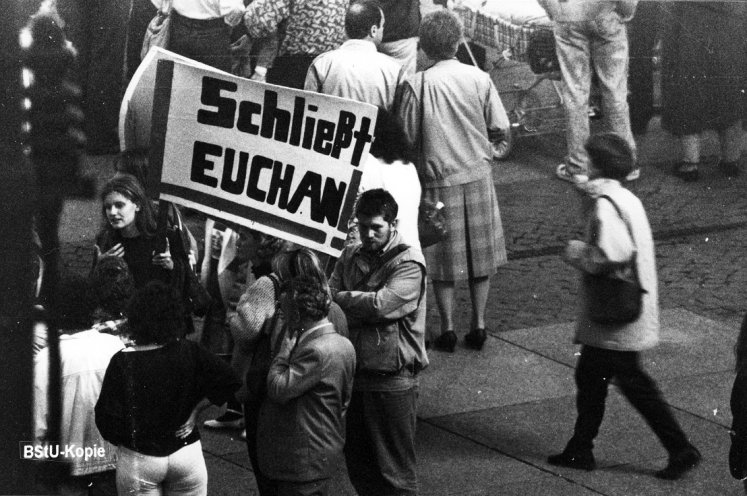 „Schließt euch an“: Demonstration in Halle/Saale im Herbst 1989. Quelle: BStU, MfS, Ast. Halle, Abt. VII, Fo. 18