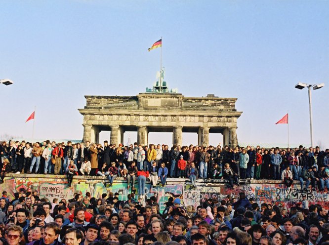 Am 10. November 1989 stehen Bewohner aus West- und Ost-Berlin auf der Mauerkrone am Brandenburger Tor. 28 Jahre lang ist das Brandenburger Tor das Symbol für die Teilung der Stadt gewesen. Nun ist es für alle Deutschen zum Greifen nahe. Am 22. Dezember...