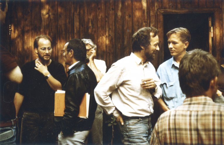 Am 9. und 10. September 1989 findet auf dem Grundstück von Katja Havemann in Grünheide bei Berlin das Gründungstreffen des Neuen Forums statt. Die Initiative wird zum politischen Motor der Revolution. V.l.n.r.: Olaf Freund, Rolf Henrich, Hans-Jochen...