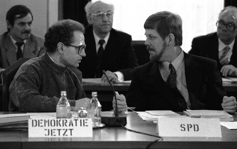 Konrad Weiß (Demokratie Jetzt) und Martin Gutzeit (SPD) im Gespräch am Zentralen Runden Tisch. Quelle: Robert-Havemann-Gesellschaft/Aram Radomski/RHG_Fo_HAB_17273