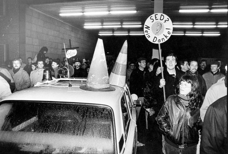 Besetzung der MfS-Zentrale in der Ostberliner Normannenstraße am 15. Januar 1990. Quelle: Robert-Havemann-Gesellschaft/Rolf Walter