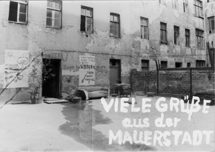 Berlin-Prenzlauer Berg, Hinterhof der Dunckerstraße 21 (1985). Von den Hausbesetzern angefertigte Postkarte. Quelle: Robert-Havemann-Gesellschaft / RHG_Fo_HAB_13300