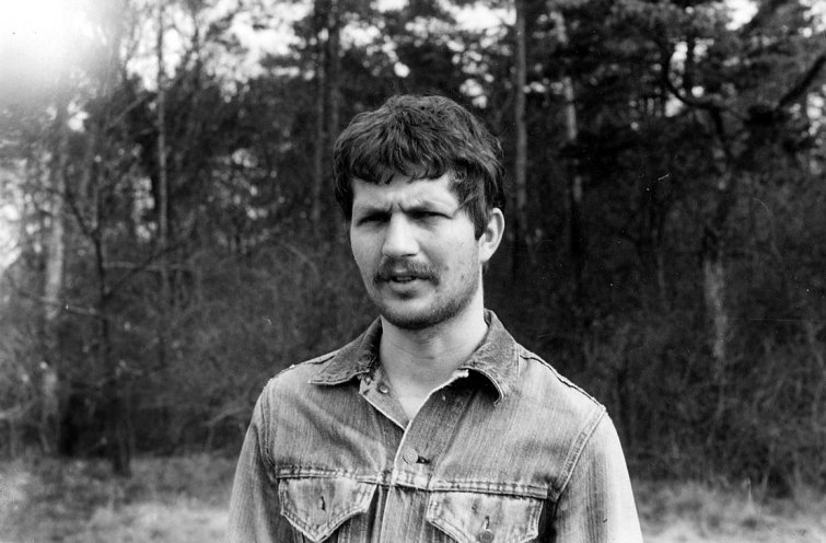 Roland Jahn im Februar 1983 kurz nach seiner Haftentlassung bei einer Wanderung in den Jenaer Bergen. Quelle: Robert-Havemann-Gesellschaft/Petra Falkenberg/RHG_Fo_HAB_11760