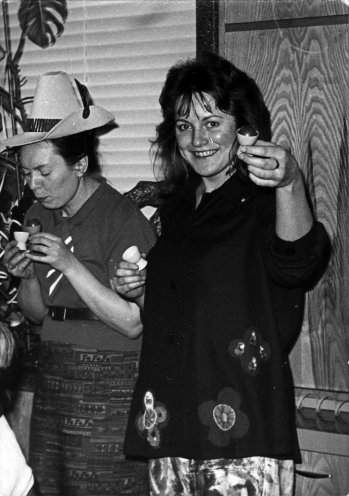 Doris Liebermann (rechts) beim Fasching in einem kirchlichen Heim circa 1972/73. Quelle: Robert-Havemann-Gesellschaft