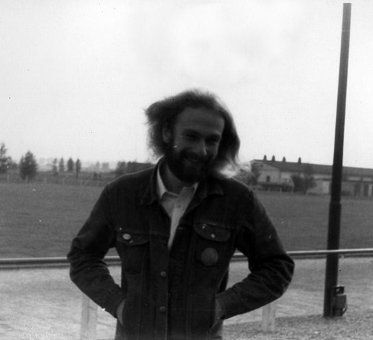 Rainer Müller im September 1986. Auf seiner Jeansjacke trägt er das Symbol der Friedensbewegung “Schwerter zu Pflugscharen“. Im November 1986 soll er seinen Wehrdienst als Bausoldat der NVA antreten, doch er entschließt sich zur Totalverweigerung....