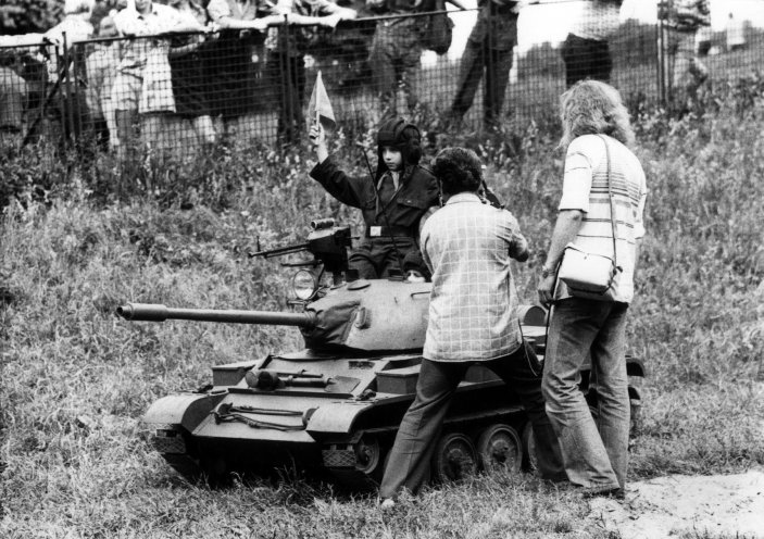 Eine Vorführung der Pionierpanzerbrigade beim Pfingsttreffen der FDJ 1979 in Ost-Berlin. Quelle: Robert-Havemann-Gesellschaft/Peter Wensierski / RHG_Fo_HAB_18158