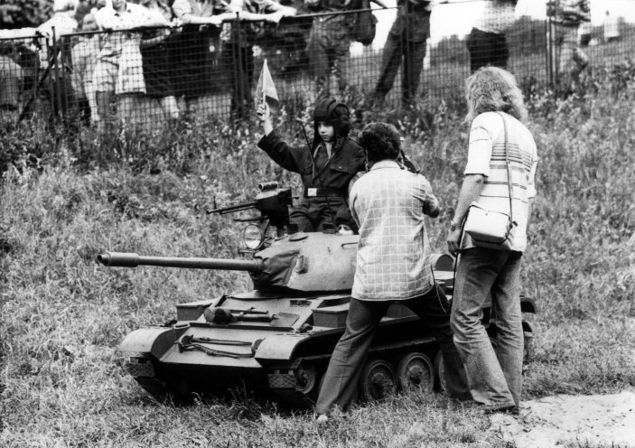 Eine Vorführung der Pionierpanzerbrigade beim Pfingsttreffen der FDJ 1979 in Ost-Berlin. Quelle: Robert-Havemann-Gesellschaft/Peter Wensierski