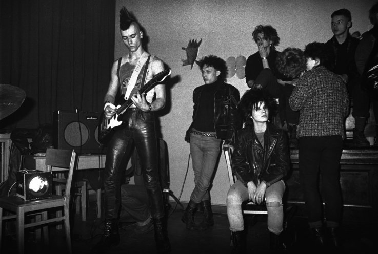 Bild von einem Punk-Konzert im Gemeindesaal in der Immanuelkirchstraße in Prenzlauer Berg von 1986. Robert-Havemann-Gesellschaft/Volker Döring
