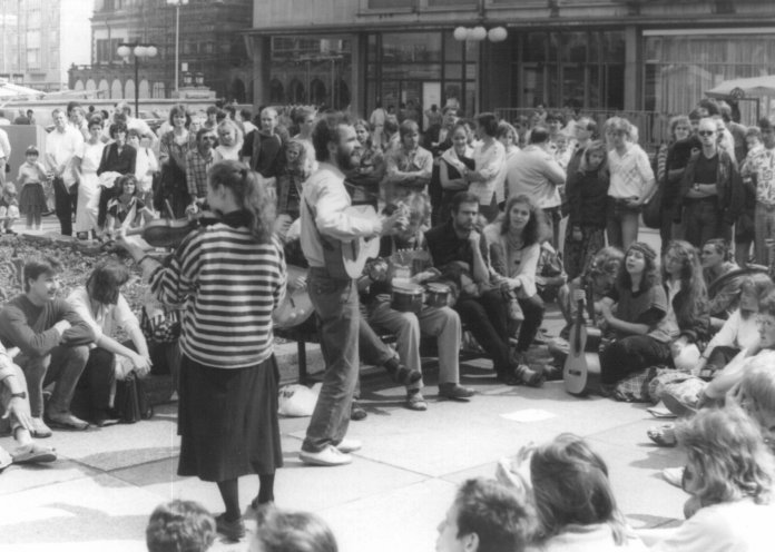 Mitglieder der oppositionellen Szene in Leipzig versuchen Anfang Juni 1989, ein Straßenmusikfestival zu organisieren. Die Veranstaltung wird nicht genehmigt. Trotzdem kommen 15 Musik- und Theatergruppen aus der ganzen DDR am 10. Juni 1989 nach Leipzig,...