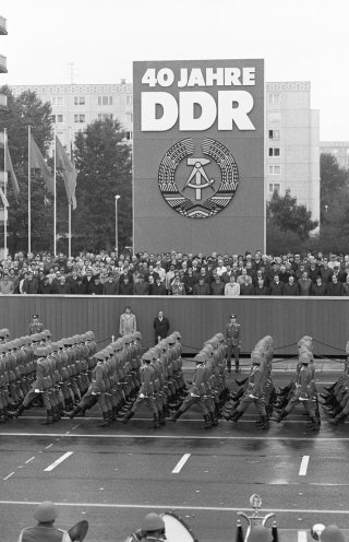Die Feierlichkeiten „40 Jahre DDR“ am 7. Oktober 1989 sollen die erfolgreiche Entwicklung des Arbeiter-und-Bauern-Staates belegen. Große Festumzüge, Aufmärsche und Volksfeste bilden das Programm, das die Errungenschaften des Sozialismus auf deutschem...