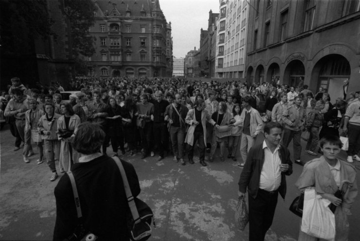 Uwe Schwabe (Bild Mitte mit Umhängetasche) an der Spitze der ersten Montagsdemonstration vom 4. September 1989 in Leipzig. Quelle: Robert-Havemann-Gesellschaft/Armin Wiech