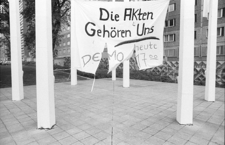 Um die Besetzerinnen und Besetzer zu unterstützen, organisieren Bürgerrechtsgruppen vor der ehemaligen Stasi-Zentrale eine Mahnwache. Täglich rufen sie unter dem Motto „Die Akten gehören uns“ zur Demonstration vor dem Eingang in der Ruschestraße...