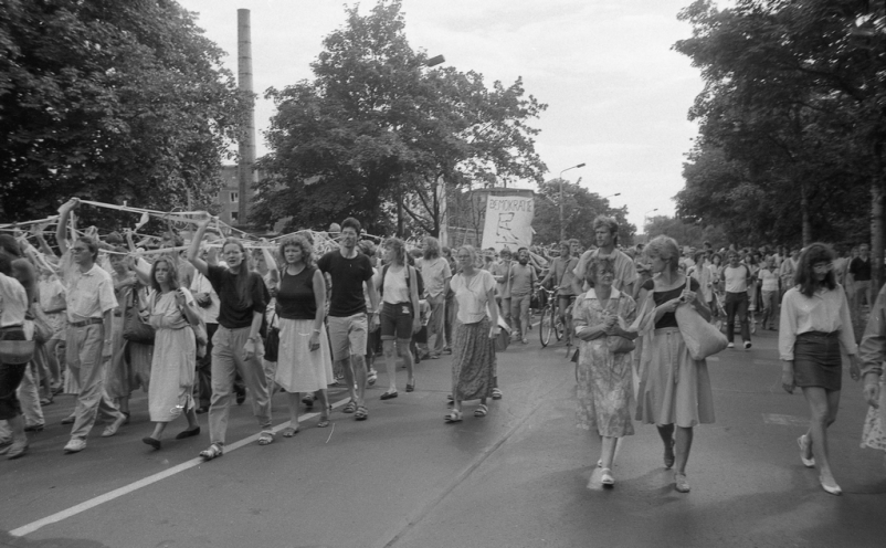 Von Bürgerrechtlerinnen und Bürgerrechtlern initiierte Demonstration nach der Abschlussveranstaltung des Kirchentages der Evangelischen Landeskirche Sachsen in Leipzig am 9. Juli 1989.
Kathrin Mahler Walther (3. von links) an der Spitze des Zuges....